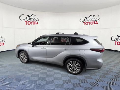 Used 2025 Toyota Highlander Platinum AWD/4WD image 8