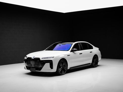 Used 2024 BMW i7 M70 w/ Executive Package AWD/4WD image 5