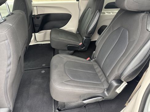 Used 2023 Chrysler Voyager LX image 11
