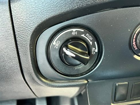 Used 2022 Nissan Frontier SV w/ Graphics Package image 27