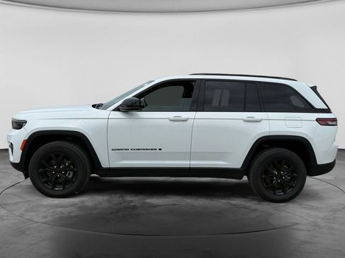 Used 2024 Jeep Grand Cherokee Altitude RWD image 6