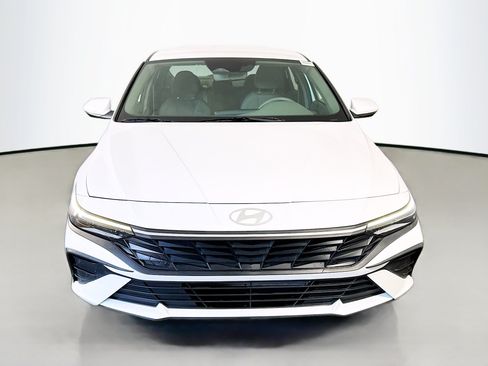 Used 2025 Hyundai Elantra SE FWD image 2