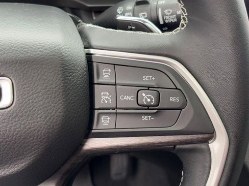 Used 2022 Jeep Grand Cherokee Limited image 17