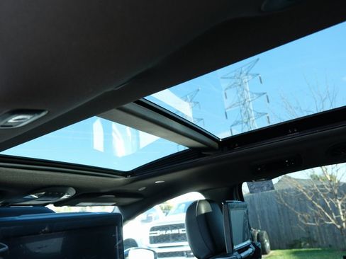 New 2026 Chrysler Pacifica Limited w/ Uconnect Theater Family Group image 30