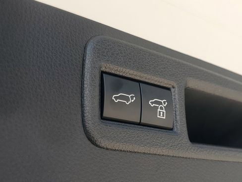 Used 2024 Toyota Venza XLE image 10