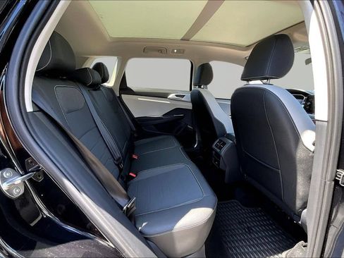 Used 2025 Volkswagen Taos SE FWD image 25