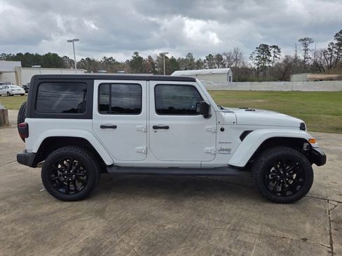 Used 2022 Jeep Wrangler Unlimited Sahara w/ Cold Weather Group image 6