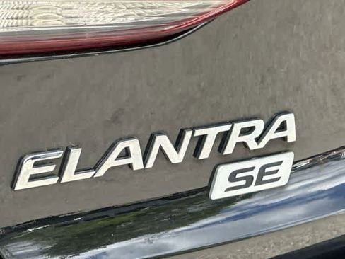 Used 2017 Hyundai Elantra SE image 17