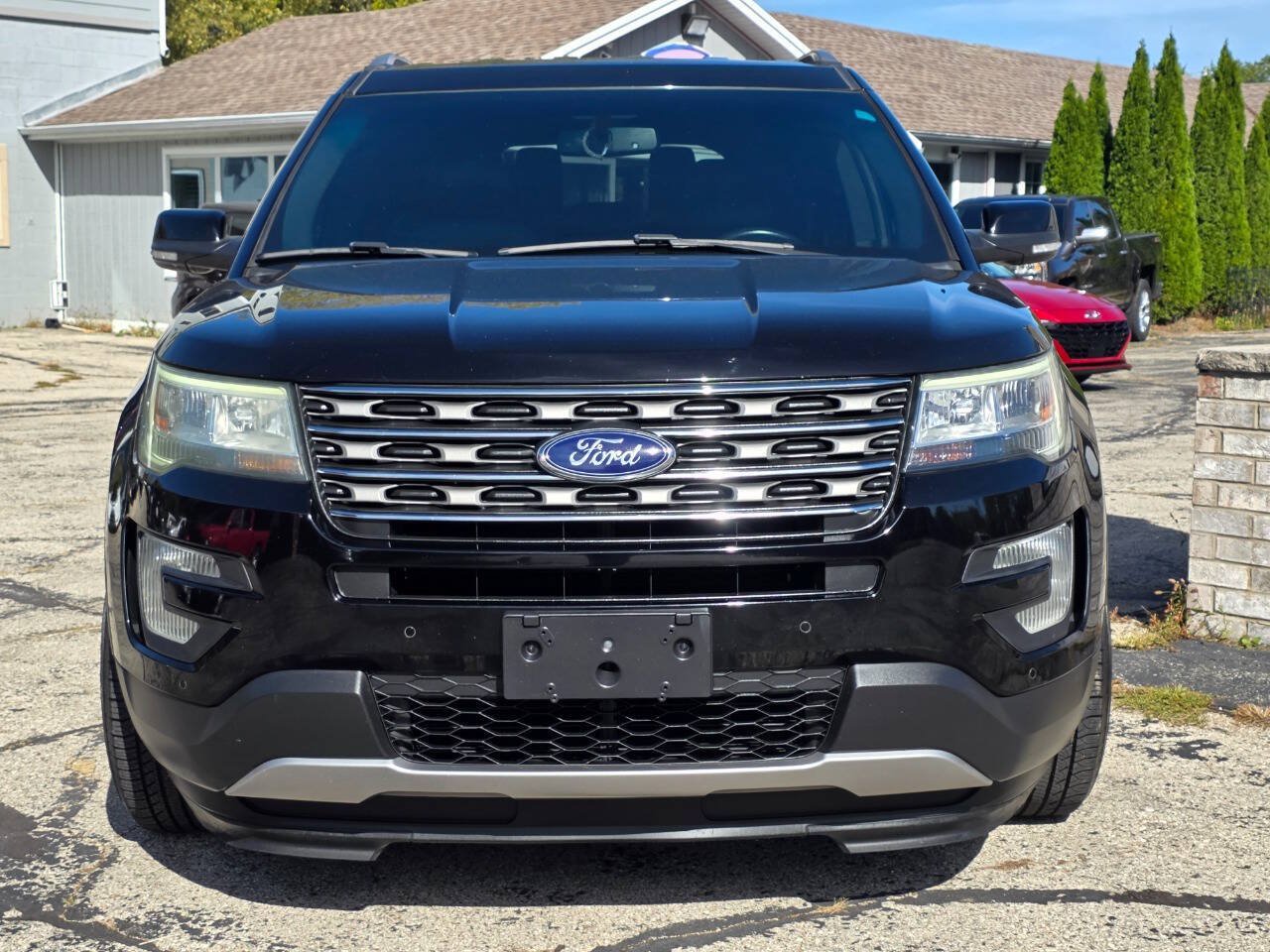 Used 2017 Ford Explorer XLT w/ Equipment Group 202A FWD image 2