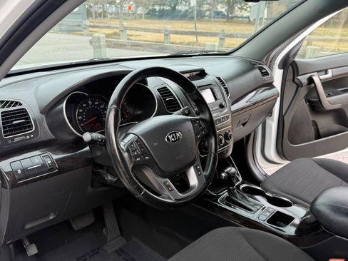 Used 2014 Kia Sorento LX image 17