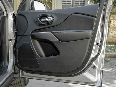 Used 2020 Jeep Cherokee Limited image 57