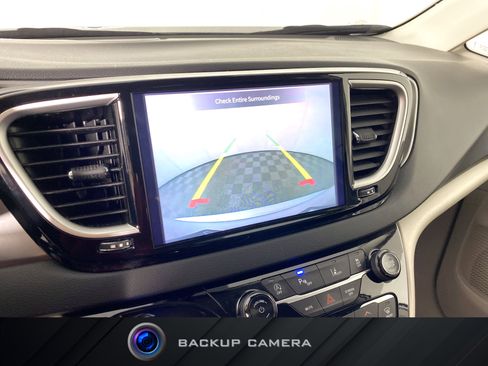 Used 2024 Chrysler Pacifica Touring-L image 4