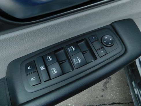 Used 2023 Chrysler Pacifica Touring-L image 29