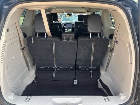 Used 2023 Chrysler Pacifica Touring-L FWD image 34