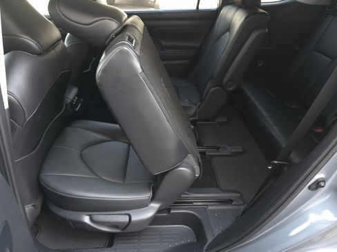 Used 2021 Toyota Highlander XLE image 33