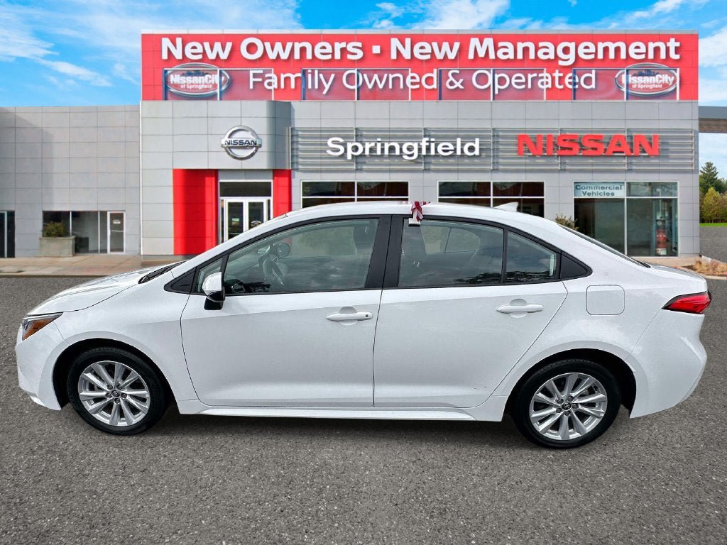 Used 2025 Toyota Corolla LE w/ LE Premium Package FWD image 6