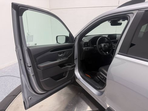 Used 2025 Honda Pilot TrailSport image 10