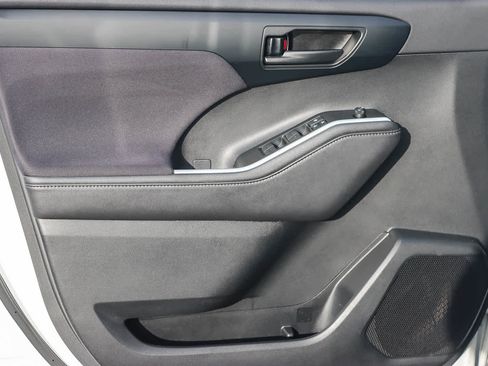 Used 2020 Toyota Highlander LE image 19