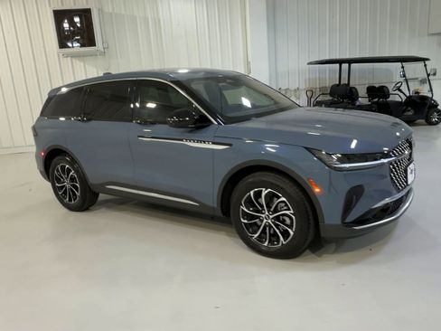 Used 2025 Lincoln Nautilus Premier AWD/4WD image 3
