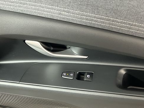 Used 2024 Hyundai Elantra Limited image 32