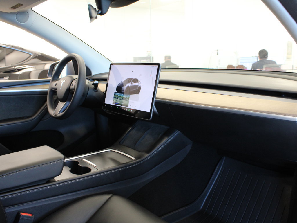 Used 2025 Tesla Model Y Performance AWD/4WD image 19