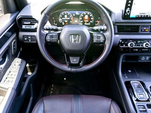 Used 2025 Honda Pilot Black Edition image 24