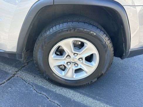 Used 2016 Jeep Grand Cherokee Laredo image 21