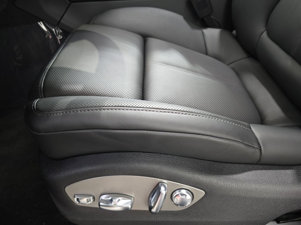 Certified 2026 Porsche Macan AWD/4WD image 23
