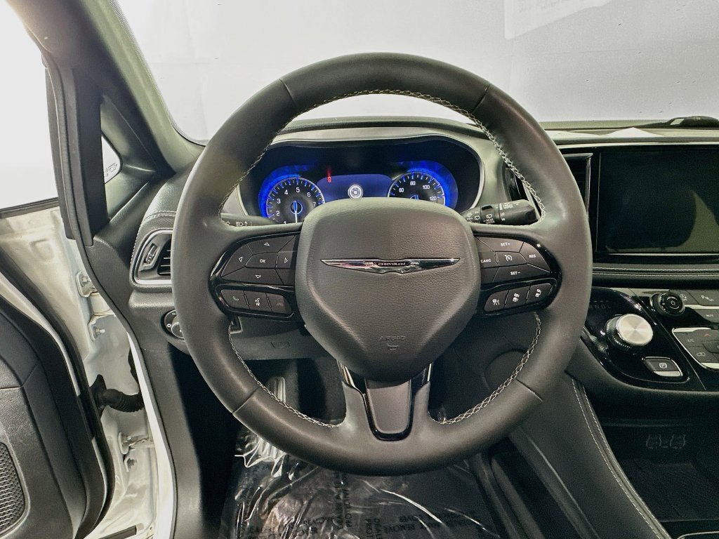 Certified 2025 Chrysler Pacifica Limited FWD image 18