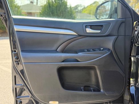 Used 2018 Toyota Highlander XLE AWD/4WD image 15