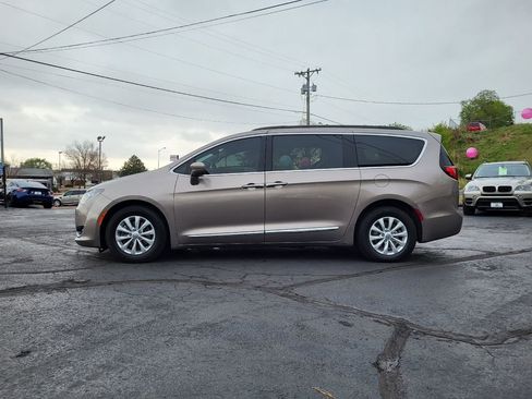 Used 2017 Chrysler Pacifica Touring-L FWD image 6