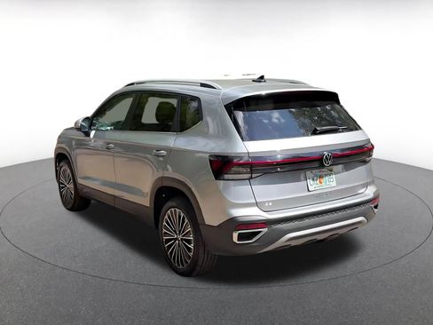 Used 2025 Volkswagen Taos SE FWD image 11