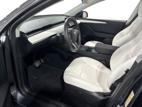 Certified 2023 Tesla Model Y Long Range AWD/4WD image 9