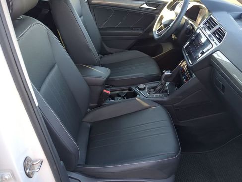 Used 2022 Volkswagen Tiguan SE image 16