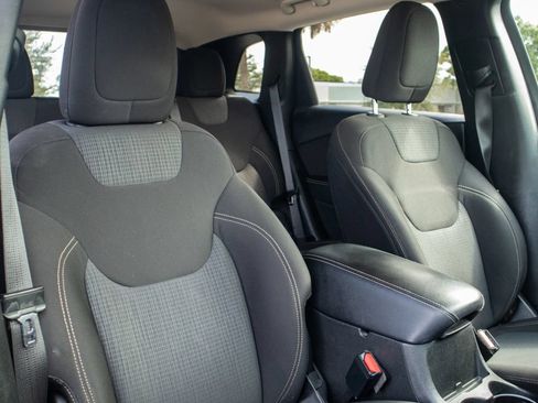 Used 2016 Jeep Cherokee Latitude FWD image 15