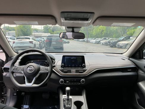 Used 2025 Nissan Altima 2.5 SV FWD image 28