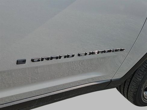 New 2025 Jeep Grand Cherokee L Altitude image 4