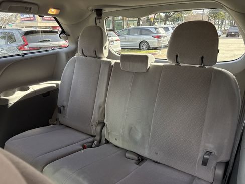 Used 2015 Toyota Sienna LE image 22
