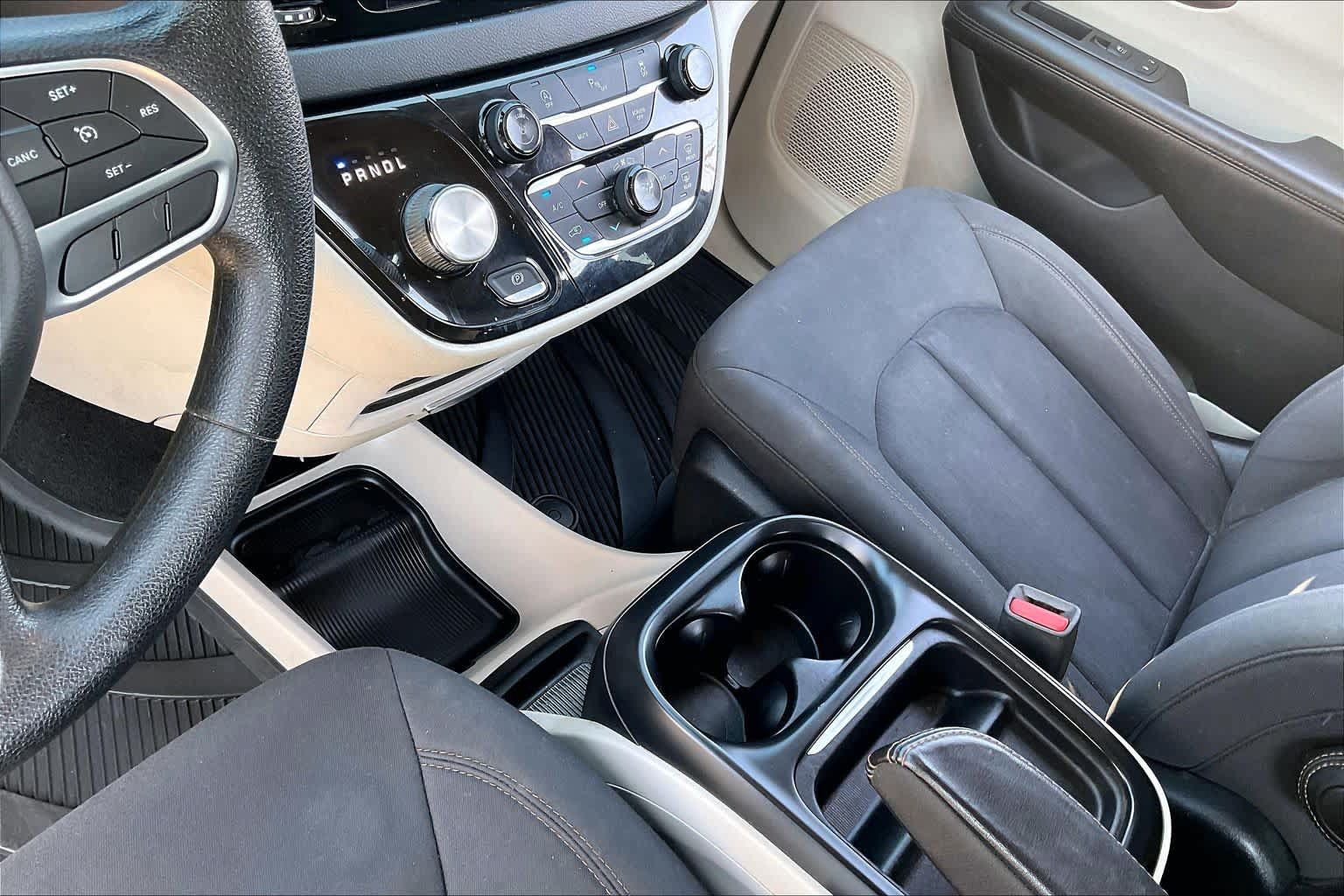 Used 2019 Chrysler Pacifica Touring Plus w/ Tire & Wheel Group FWD image 15