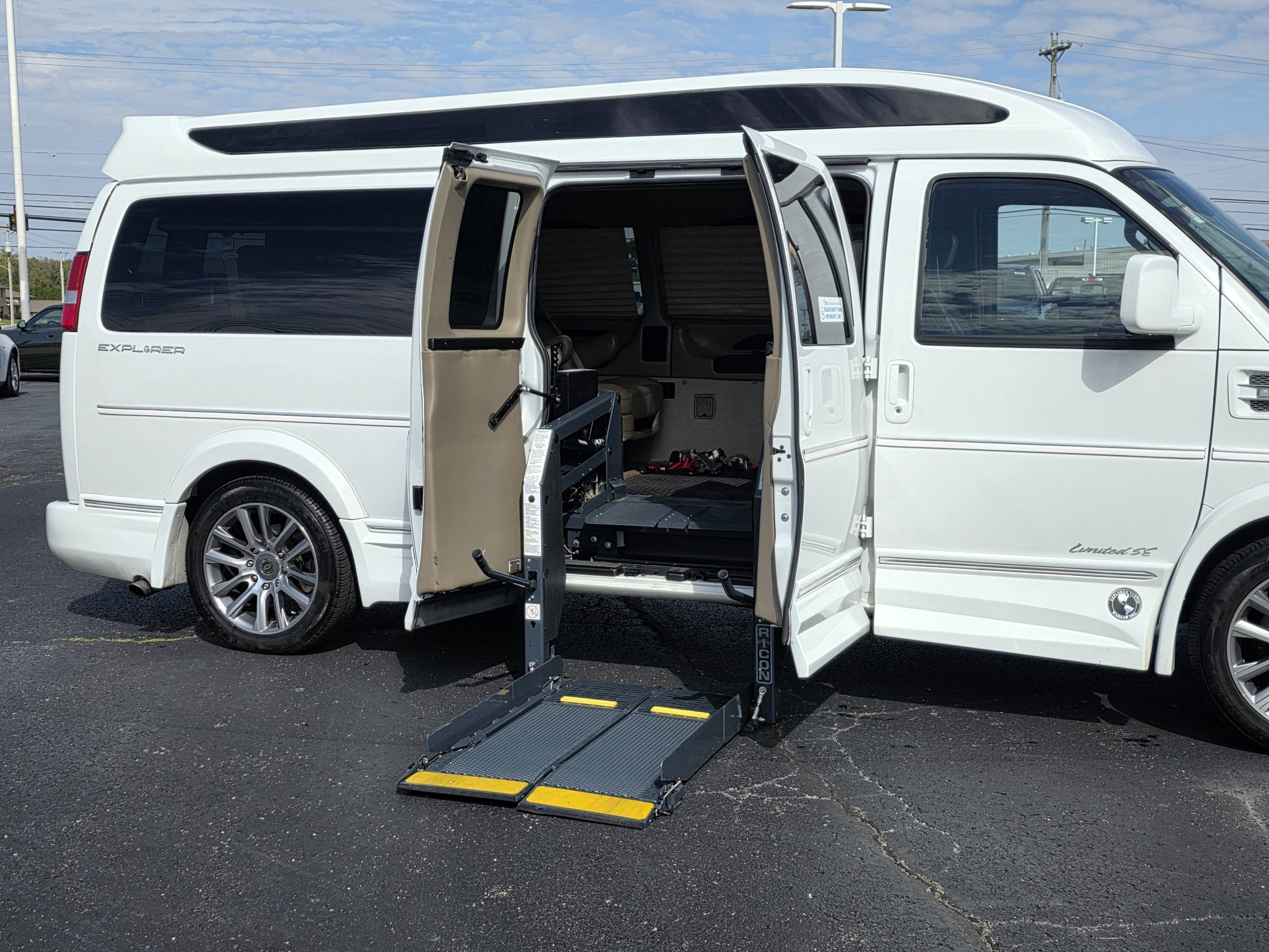 Used 2020 Chevrolet Express 2500 Extended w/ Enhanced Convenience Package RWD image 4