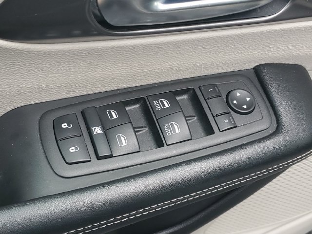 Used 2023 Chrysler Pacifica Touring-L FWD image 16