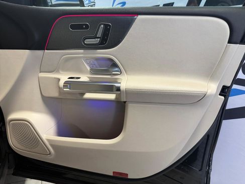 Used 2021 Mercedes-Benz GLB 250 4MATIC w/ Premium Package image 28