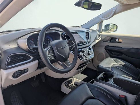 Used 2023 Chrysler Pacifica Touring-L FWD image 8