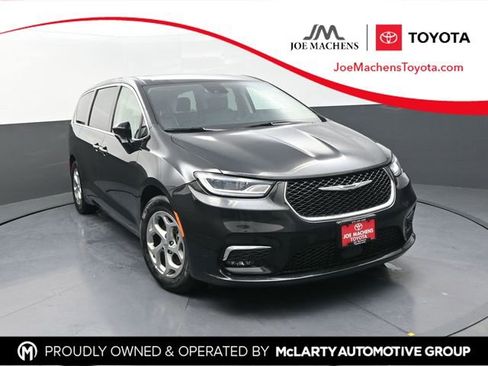 Used 2024 Chrysler Pacifica Limited image 1