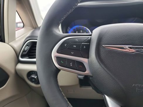 Certified 2024 Chrysler Pacifica Touring-L image 12