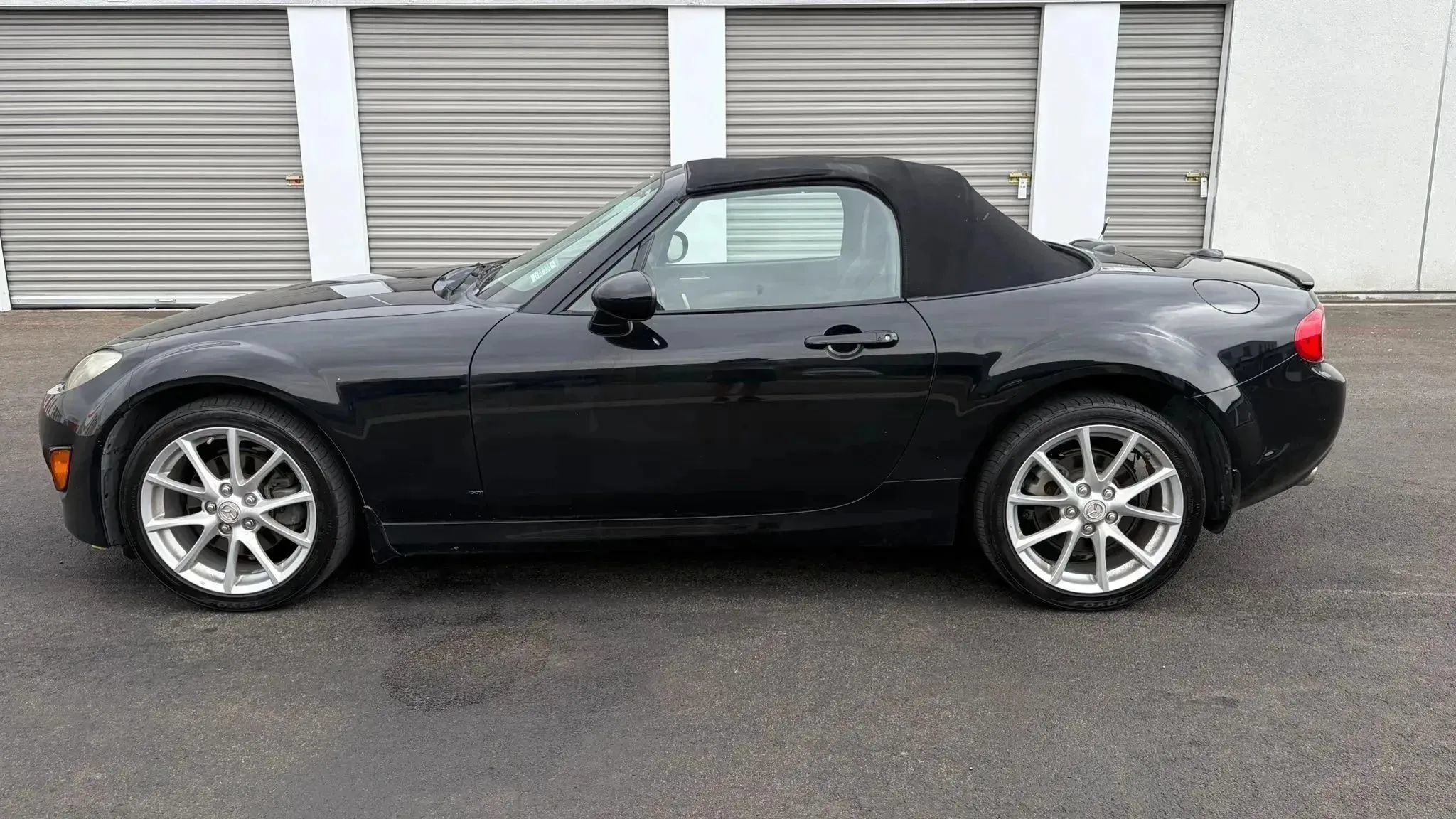Used 2009 MAZDA MX-5 Miata Grand Touring w/ Premium Pkg RWD image 2