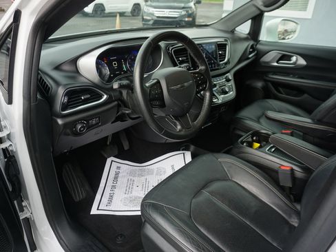 Used 2019 Chrysler Pacifica Touring-L Plus FWD image 14