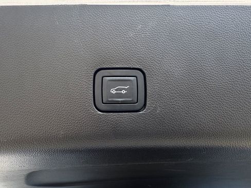 Used 2022 Chevrolet Traverse Premier image 17