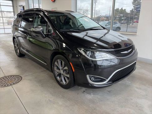Certified 2019 Chrysler Pacifica Limited w/ Tire & Wheel Group image 3