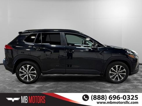Used 2025 Toyota Corolla Cross LE AWD/4WD image 2